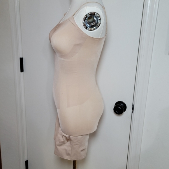 SPANX Oncore Tummy Control Mid-Thigh Bodysuit Shapewear Size Medium - Picture 4 of 12